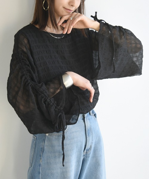 and it_(アンドイット)の「シャーリングスリーブぽこぽこシアープルオーバー(シャツ/ブラウス・レディース・オフホワイト/ブラック・M)」の2枚目の写真