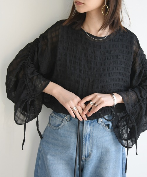 and it_(アンドイット)の「シャーリングスリーブぽこぽこシアープルオーバー(シャツ/ブラウス・レディース・オフホワイト/ブラック・M)」の8枚目の写真
