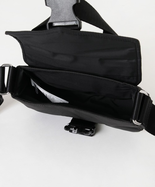 GANNI（ガニー）の「GANNI　Recycled Tech MiniSatchel（ショルダーバッグ・レディース・ブラック・-）」の7枚目の写真