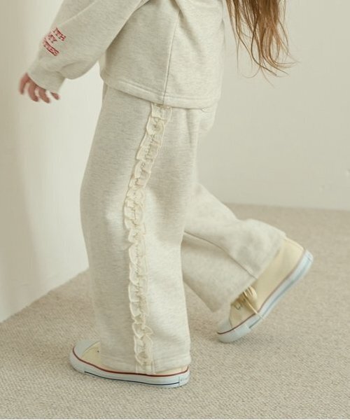 Lycee mine（リセマイン）の「【毛玉バイバイ裏起毛裏毛】サイドフリルワイドシルエットスウェットパンツ（その他パンツ・キッズ・フューシャピンク/ブルーグレー/シルバーグレー/オートミール/チャコール・100cm/110cm/120cm/130cm/140cm）」の4枚目の写真