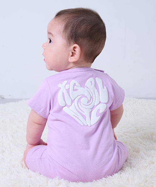 X-girl Stages(エックスガールステージス)の「キラッキー&ハートロゴショートオール(ロンパース・キッズ・ラベンダー/ブラック/オフホワイト・70cm)」の3枚目の写真