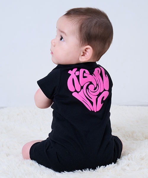 X-girl Stages(エックスガールステージス)の「キラッキー&ハートロゴショートオール(ロンパース・キッズ・ラベンダー/ブラック/オフホワイト・70cm)」の2枚目の写真