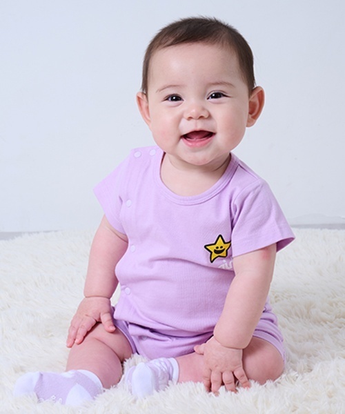 X-girl Stages(エックスガールステージス)の「キラッキー&ハートロゴショートオール(ロンパース・キッズ・ラベンダー/ブラック/オフホワイト・70cm)」の18枚目の写真