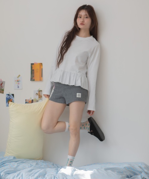 HEILIS(ヘイリス)の「裾フリルペプラムカットソー/フリルトップス ロンT ロングtシャツ 韓国 ガーリー バレエコア ブロケットコア スポーツミックス フレンチシック 秋服 冬服 春服 長袖 クルーネック Tシャツ カジュアル レイヤード ブラック アイボリー オフホワイト グレー ノームコア(Tシャツ/カットソー・レディース・ブラック/グレー/オフホワイト・FREE)」の14枚目の写真