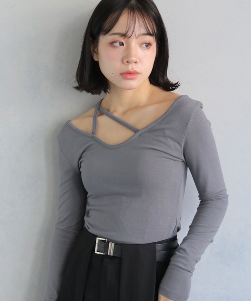 cheriella(シェリエラ)の「【cheriella】チョーカー風Vネックカットソー CHOKER-STYLE V-NECK CUT AND SEW(Tシャツ/カットソー・レディース・グレー/オフホワイト/ブラック・M)」の1枚目の写真