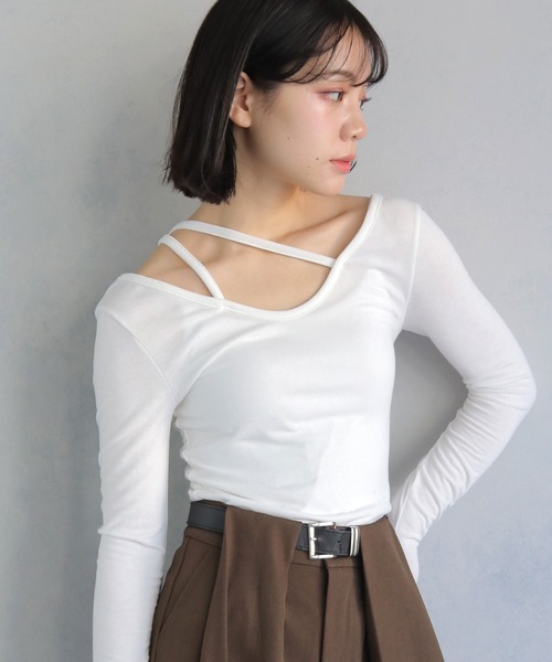 cheriella(シェリエラ)の「【cheriella】チョーカー風Vネックカットソー CHOKER-STYLE V-NECK CUT AND SEW(Tシャツ/カットソー・レディース・グレー/オフホワイト/ブラック・M)」の2枚目の写真