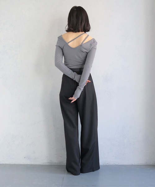 cheriella(シェリエラ)の「【cheriella】チョーカー風Vネックカットソー CHOKER-STYLE V-NECK CUT AND SEW(Tシャツ/カットソー・レディース・グレー/オフホワイト/ブラック・M)」の11枚目の写真