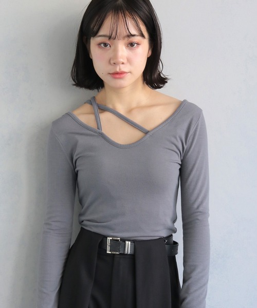 cheriella(シェリエラ)の「【cheriella】チョーカー風Vネックカットソー CHOKER-STYLE V-NECK CUT AND SEW(Tシャツ/カットソー・レディース・グレー/オフホワイト/ブラック・M)」の4枚目の写真