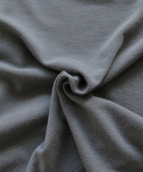 cheriella(シェリエラ)の「【cheriella】チョーカー風Vネックカットソー CHOKER-STYLE V-NECK CUT AND SEW(Tシャツ/カットソー・レディース・グレー/オフホワイト/ブラック・M)」の16枚目の写真