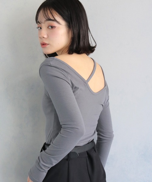 cheriella(シェリエラ)の「【cheriella】チョーカー風Vネックカットソー CHOKER-STYLE V-NECK CUT AND SEW(Tシャツ/カットソー・レディース・グレー/オフホワイト/ブラック・M)」の5枚目の写真