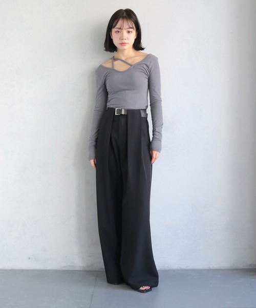 cheriella(シェリエラ)の「【cheriella】チョーカー風Vネックカットソー CHOKER-STYLE V-NECK CUT AND SEW(Tシャツ/カットソー・レディース・グレー/オフホワイト/ブラック・M)」の6枚目の写真