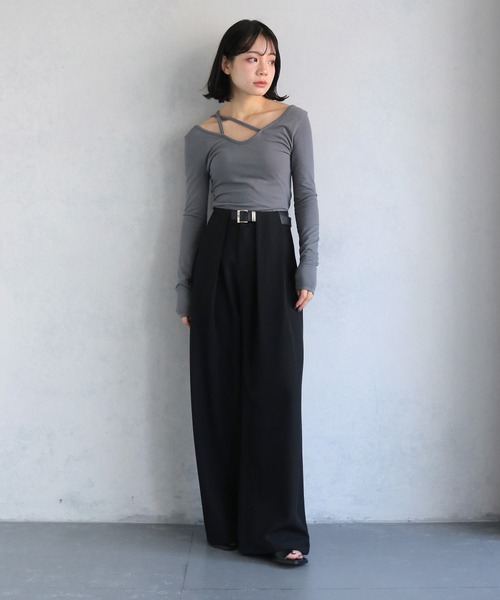cheriella(シェリエラ)の「【cheriella】チョーカー風Vネックカットソー CHOKER-STYLE V-NECK CUT AND SEW(Tシャツ/カットソー・レディース・グレー/オフホワイト/ブラック・M)」の7枚目の写真
