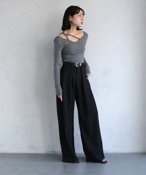 cheriella(シェリエラ)の「【cheriella】チョーカー風Vネックカットソー CHOKER-STYLE V-NECK CUT AND SEW(Tシャツ/カットソー・レディース・グレー/オフホワイト/ブラック・M)」の8枚目の写真