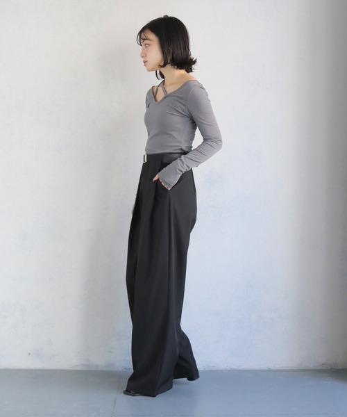 cheriella(シェリエラ)の「【cheriella】チョーカー風Vネックカットソー CHOKER-STYLE V-NECK CUT AND SEW(Tシャツ/カットソー・レディース・グレー/オフホワイト/ブラック・M)」の9枚目の写真