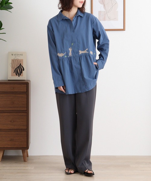Emago(イマゴ)の「EMAGO 走るネコ刺繍シャツ(シャツ/ブラウス・レディース・ネイビー/グリーン/アイボリー・FREE)」の7枚目の写真
