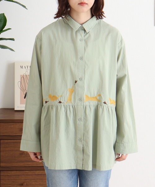 Emago(イマゴ)の「EMAGO 走るネコ刺繍シャツ(シャツ/ブラウス・レディース・ネイビー/グリーン/アイボリー・FREE)」の6枚目の写真