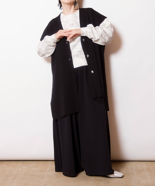 OSMOSIS（オズモーシス）の「アシンメトリーヘムニットベスト（ベスト・レディース・ベージュ/ライトベージュ/ブラック・ONE SIZE）」の20枚目の写真