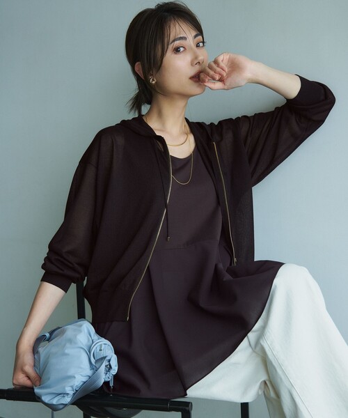 23区 L(ニジュウサンクオオキイサイズ)の「【洗える】シャイニーシアー ニット パーカー(パーカー・レディース・ホワイト系/ライトグレー系/ベージュ系/ダークブラウン系/ブラック系・44/46)」の4枚目の写真
