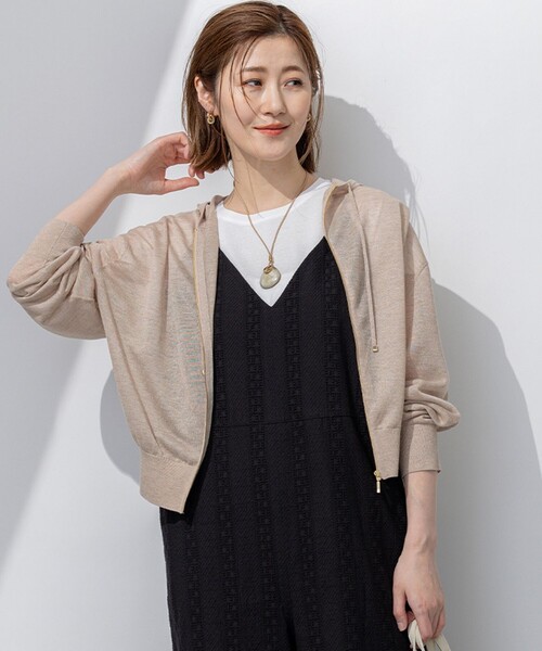 23区 L(ニジュウサンクオオキイサイズ)の「【洗える】シャイニーシアー ニット パーカー(パーカー・レディース・ホワイト系/ライトグレー系/ベージュ系/ダークブラウン系/ブラック系・44/46)」の5枚目の写真