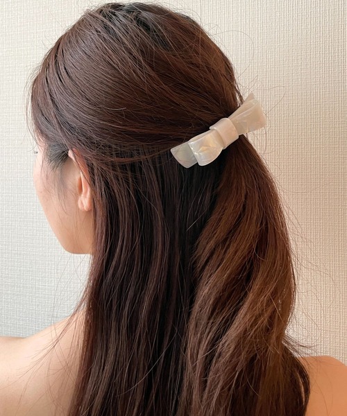 FOREVER 21(フォーエバー トゥエンティーワン)の「リボンデザインバレッタ(バレッタ/ヘアクリップ・レディース・ホワイト系その他2/ホワイト系その他・FREE)」の2枚目の写真