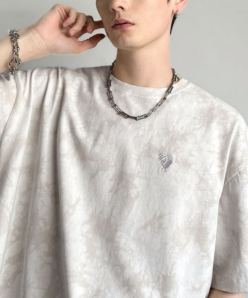 Classical Origin(クラシカルオリジン)の「【Classical Origin】「視線を独り占め。」タイダイ染め刺繍入りオーバーサイズTシャツ/Tie-Dye Embroidered Oversize T-Shirt(Tシャツ/カットソー・メンズ・ネイビー/オフホワイト/ブラック・LARGE/SMALL/MEDIUM)」の2枚目の写真