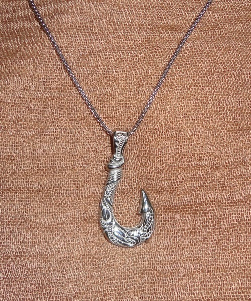 INTER FACTORY（インターファクトリー）の「shellvia - fish hook necklace made in INTER FACTORY（ネックレス・レディース・シルバー/ゴールド・FREE）」の5枚目の写真