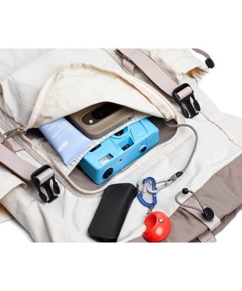 entre square（アントレスクエアー）の「Bellroy-バックパック/ミニバッグ Cinch Backpack オート（バックパック/リュック・レディース・ホワイト・ONE SIZE）」の4枚目の写真