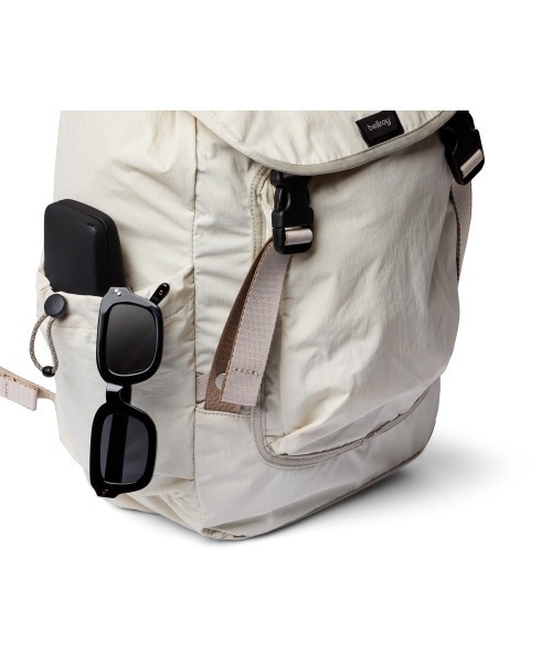 entre square（アントレスクエアー）の「Bellroy-バックパック/ミニバッグ Cinch Backpack オート（バックパック/リュック・レディース・ホワイト・ONE SIZE）」の5枚目の写真