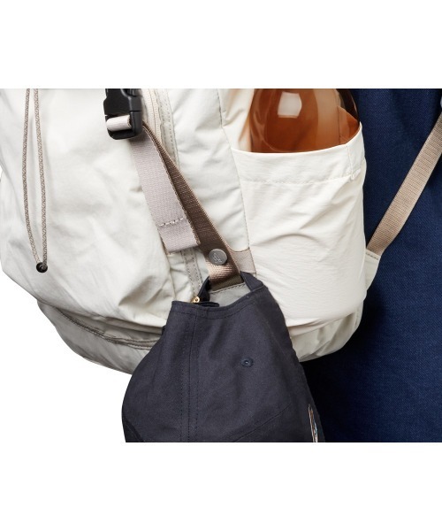 entre square（アントレスクエアー）の「Bellroy-バックパック/ミニバッグ Cinch Backpack オート（バックパック/リュック・レディース・ホワイト・ONE SIZE）」の6枚目の写真