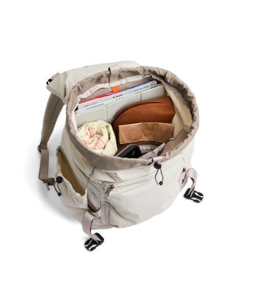 entre square（アントレスクエアー）の「Bellroy-バックパック/ミニバッグ Cinch Backpack オート（バックパック/リュック・レディース・ホワイト・ONE SIZE）」の2枚目の写真