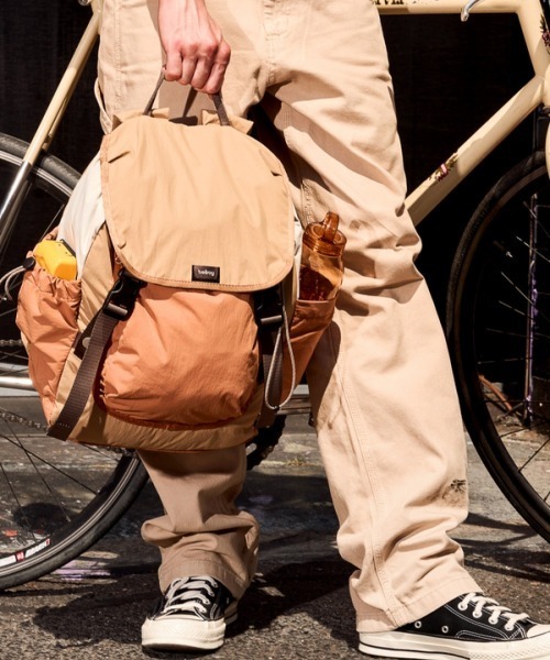 entre square（アントレスクエアー）の「Bellroy-バックパック/ミニバッグ Cinch Backpack オート（バックパック/リュック・レディース・ホワイト・ONE SIZE）」の10枚目の写真