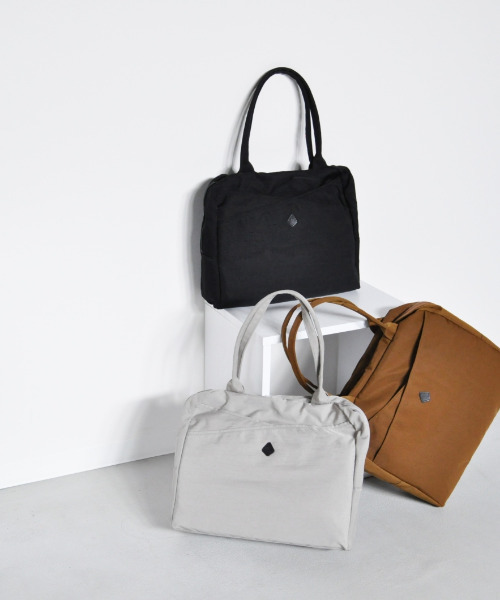 CLEDRAN(クレドラン)の「【A4/PCにも対応】CL3860 CHEVA POCKET BOSTON(ボストンバッグ・レディース・ブラック/ライトグレー/マスタード・FREE)」の1枚目の写真