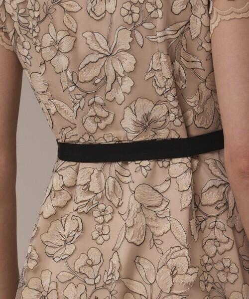 GRACE CONTINENTAL（グレースコンチネンタル）の「チュールフラワー刺繍ワンピース（ドレス・レディース・ボルドー/サックスブルー/ベージュ・36/38）」の9枚目の写真