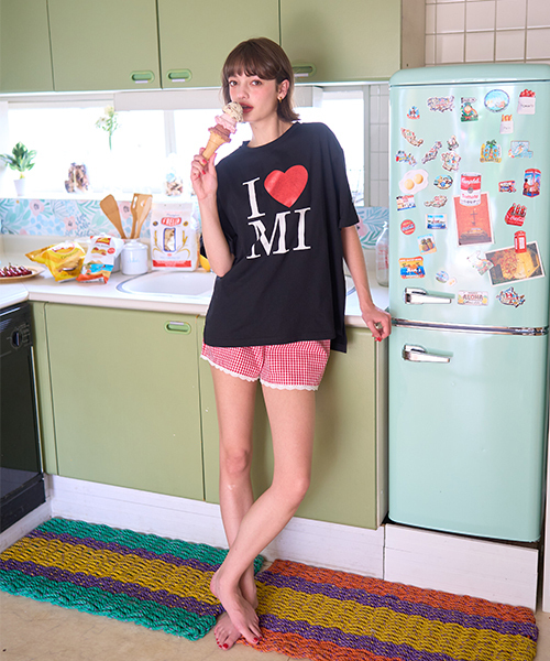 Mi-je（ミジェ）の「ロゴ半袖Tシャツ【韓国ファッション】（Tシャツ/カットソー・レディース・オフホワイト/ブラック・S/M）」の3枚目の写真