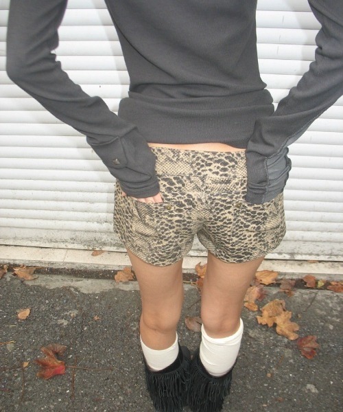 almo(アルモ)の「【LAMPOON】レースアップパイソンホットパンツ(その他パンツ・レディース・ベージュ・LARGE/MEDIUM/SMALL)」の3枚目の写真