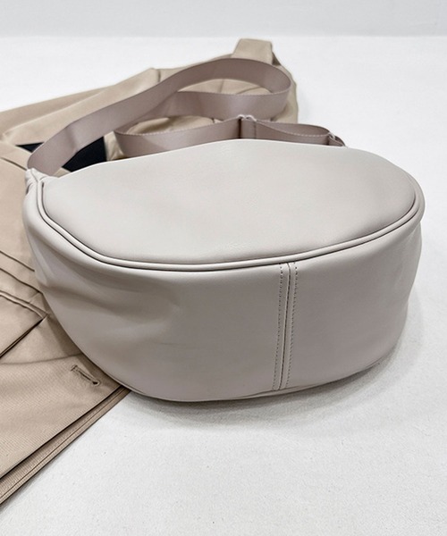 セール】【撥水PU・軽い◎】レザータッチラウンドショルダーバッグ