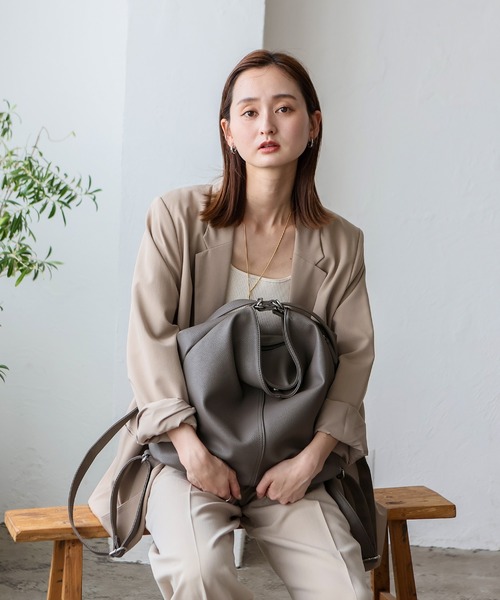 VitaFelice(ヴィータフェリーチェ)の「【1秒でリュック⇔ショルダーバッグ】ソフト3WAYリュックサック マルチウェイ リュックトート 通勤 きれいめ 大容量(バックパック/リュック・レディース・ベージュ系/チャコール/ブラック・FREE)」の7枚目の写真