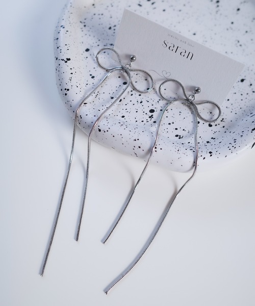 CERCA(チェルカ)の「saran jewelry/ロング リボンチェーン ピアス(ピアス(両耳用)・レディース・シルバー/ゴールド・FREE)」の4枚目の写真
