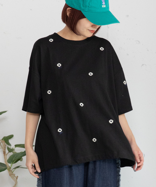 POU DOU DOU（プードゥドゥ）の「フラワー刺繍bigTシャツ（Tシャツ/カットソー・レディース・オフホワイト/ブラック/グリーン・M）」の3枚目の写真