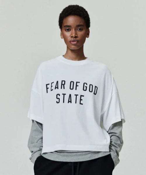 FOG ESSENTIALS(エフオージーエッセンシャルズ)の「Fear of God ESSENTIALS/FOG エッセンシャルズ/Boxy Tee(Tシャツ/カットソー・レディース・ブラック/ホワイト・M/L/S)」の2枚目の写真