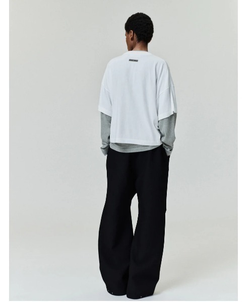 FOG ESSENTIALS(エフオージーエッセンシャルズ)の「Fear of God ESSENTIALS/FOG エッセンシャルズ/Boxy Tee(Tシャツ/カットソー・レディース・ブラック/ホワイト・M/L/S)」の4枚目の写真