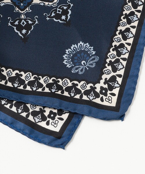 BRILLA per il gusto（ブリッラペルイルグースト）の「STEFANO CAU / シルク プリント チーフ（ポケットチーフ・メンズ・ネイビー・ONE SIZE）」の2枚目の写真