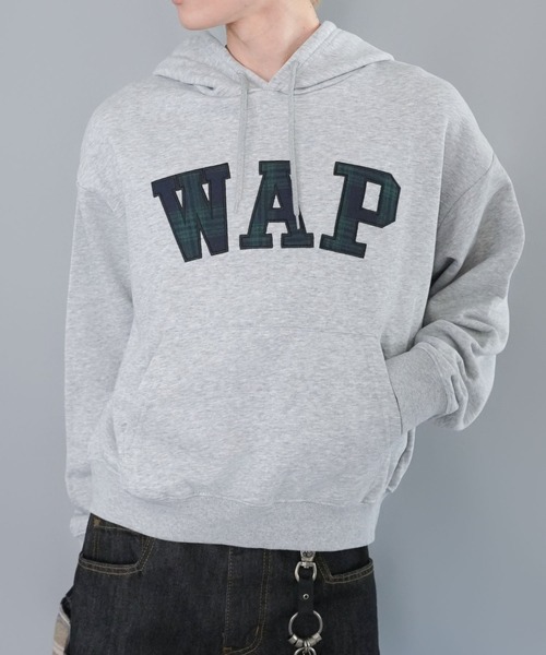 SPINNS(スピンズ)の「短丈スウェットパーカー/チェック/パッチワークロゴ/ショート丈(パーカー・メンズ・ブラック/ネイビー/杢グレー/アッシュグレー・ONESIZE)」の4枚目の写真