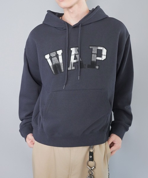 SPINNS(スピンズ)の「短丈スウェットパーカー/チェック/パッチワークロゴ/ショート丈(パーカー・メンズ・ブラック/ネイビー/杢グレー/アッシュグレー・ONESIZE)」の1枚目の写真