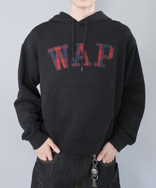 SPINNS(スピンズ)の「短丈スウェットパーカー/チェック/パッチワークロゴ/ショート丈(パーカー・メンズ・ブラック/ネイビー/杢グレー/アッシュグレー・ONESIZE)」の2枚目の写真