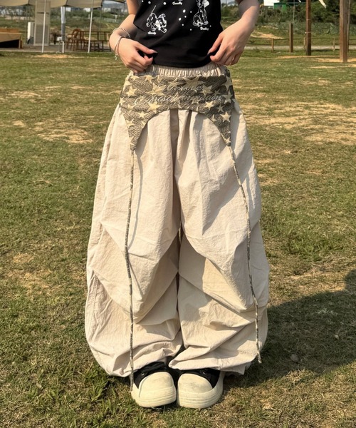 MEMECLE（メメクル）の「【 MEMECLE / メメクル 】スターラップ ルーズ ナイロン パンツ（その他パンツ・レディース・ホワイト/ライトベージュ・SMALL/MEDIUM/LARGE）」の14枚目の写真