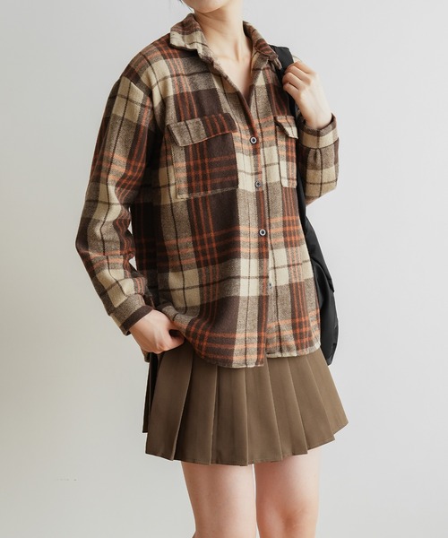 maison de LATIR(メゾンドラティール)の「トレンドチェック柄が可愛い。長袖ビッグシャツジャケット春のジャケット代わりにも。(ブルゾン・レディース・ホワイト/ベージュ・FREE)」の19枚目の写真