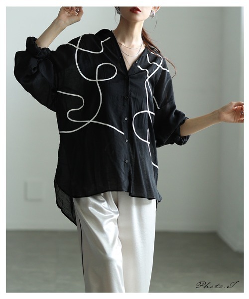 Sawa a la mode（サワアラモード）の「ランダムコード刺繍シアーシャツ（シャツ/ブラウス・レディース・ベージュ/ブラック・FREE）」の3枚目の写真