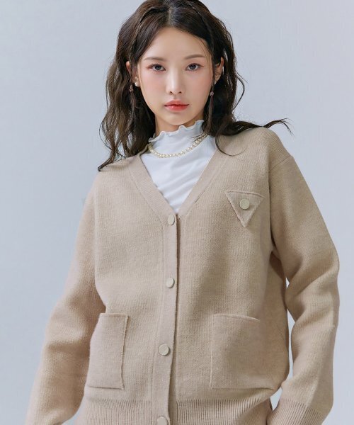 CHASECULT(チェイスカルト)の「女性 ベーシックフィット 三角ポイント カーディガン-CFRG4372C05(カーディガン/ボレロ・レディース・オートミール・85/90)」の1枚目の写真
