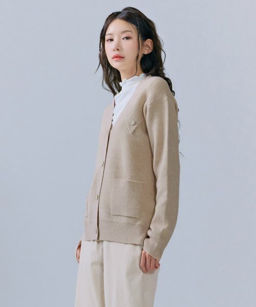 CHASECULT(チェイスカルト)の「女性 ベーシックフィット 三角ポイント カーディガン-CFRG4372C05(カーディガン/ボレロ・レディース・オートミール・85/90)」の2枚目の写真